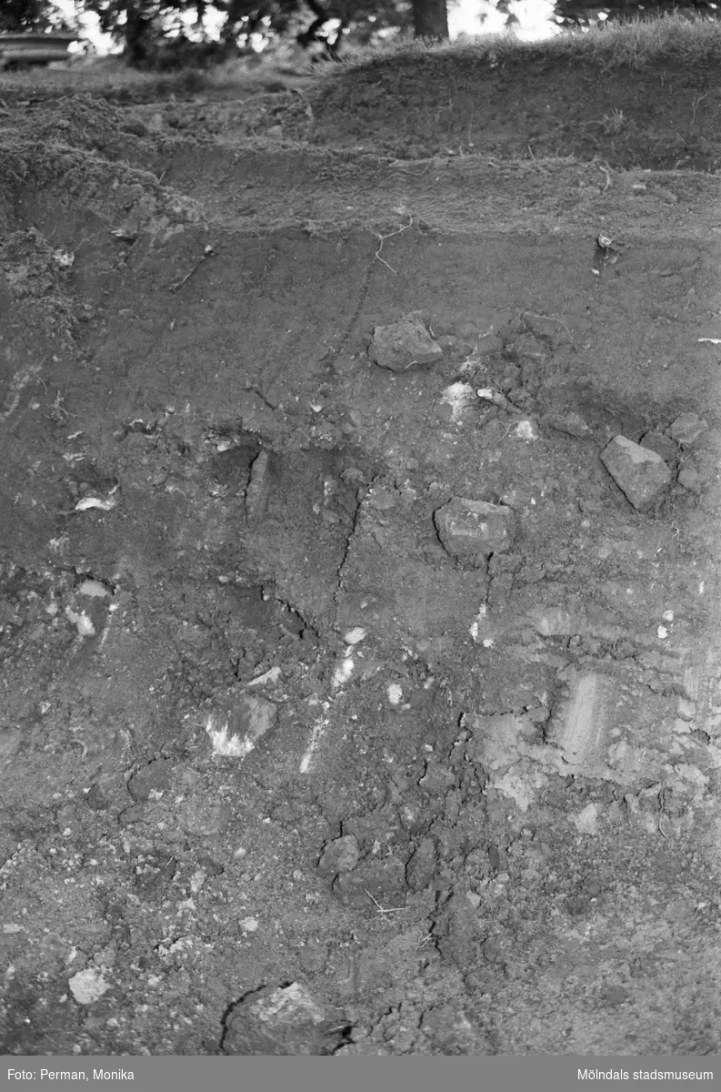 Dokumentation av anläggande av spelplaner på Gunnebo 1992-1993.
Södra kanten, ca. 50-60 cm djup.