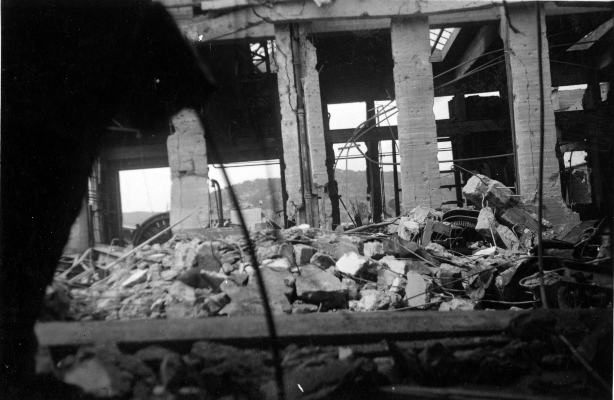 Bombingen av Hydro Herøya i 1943.
Fotografiene ble brukt av motstandsbevegelsen under krigen. Umiddelbart etter bombingen Av Hydro Herøya i 1943 ble Odvar Hugstmyr og kameraten sendt inn i det bombede fabrikkområdet for å fotografere/dokumentere ødleggelsene bombingen hadde medført. Bildene ble formidlet til de allierte slik at de kunne bestemme seg for om yttligere bomberaid var nødvendig.