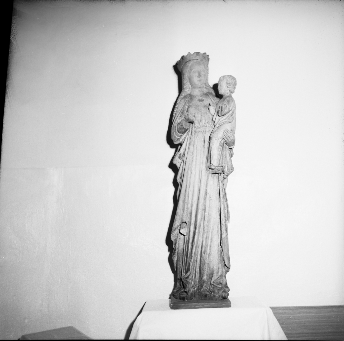 Madonnan  Träskulptur  Lerdal