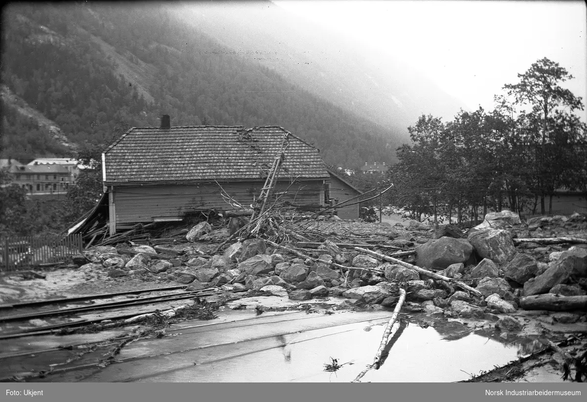 Ras juni 1927. Ødelagt hus på Jernbaneplassen. Raset går over jernbanesporet.