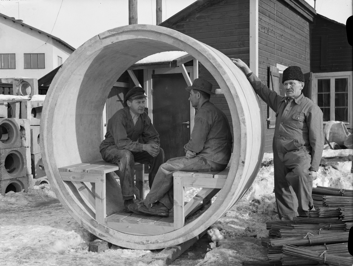 En provmodell av skyddsrum försett med sittplatser och golv av trä hos AB Uppsala Cementgjuteri, Kungsängen