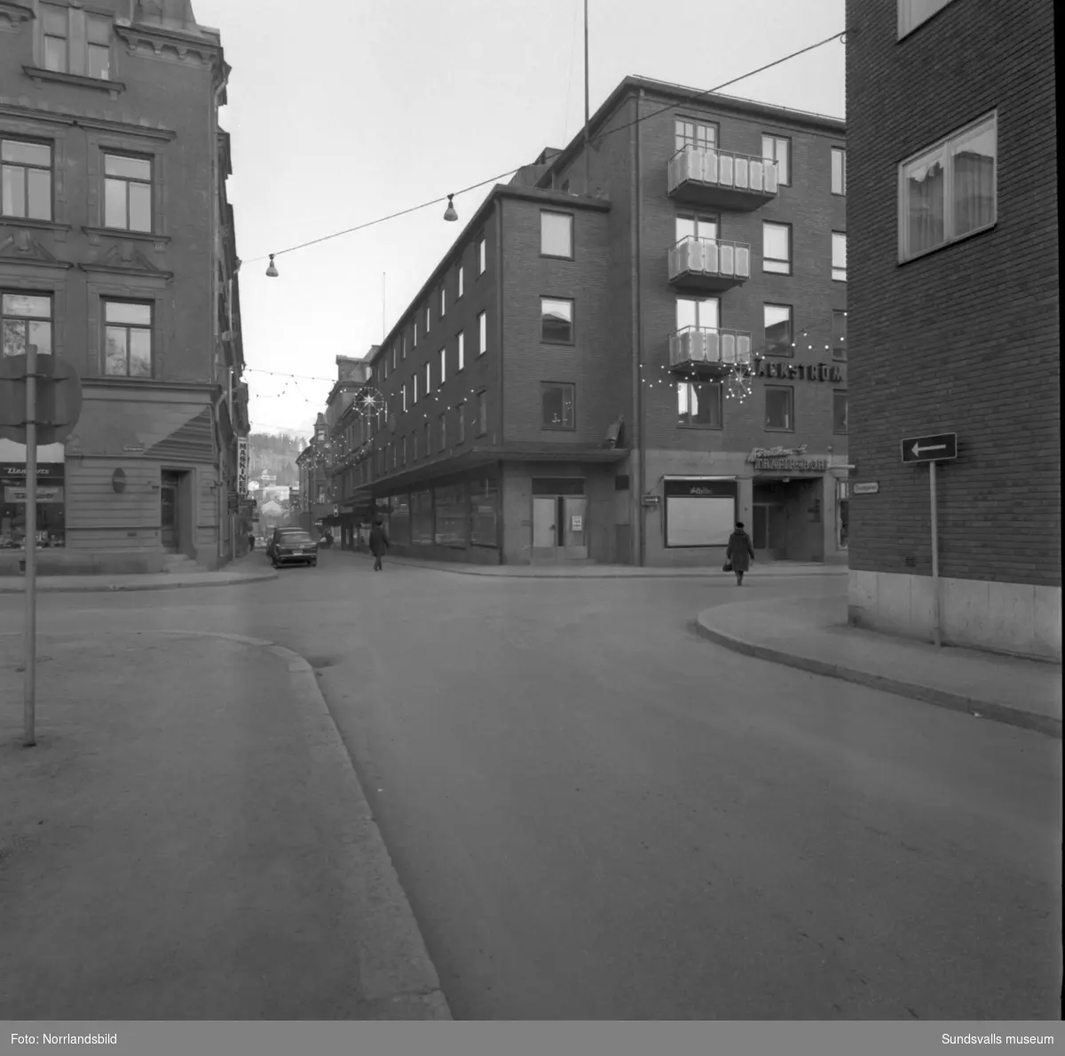 Kvarteret Nyttan fotograferat från de fyra gathörnen Storgatan-Thulegatan-Kyrkogatan-Torggatan. (Béves-Henrix-Nya Saluhallen-?)