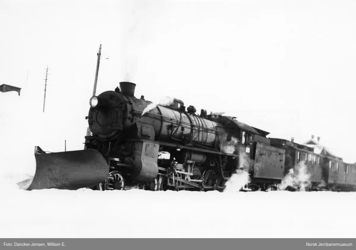 Damplokomotiv type 31b nr. 452 med stor frontplog foran tog 601