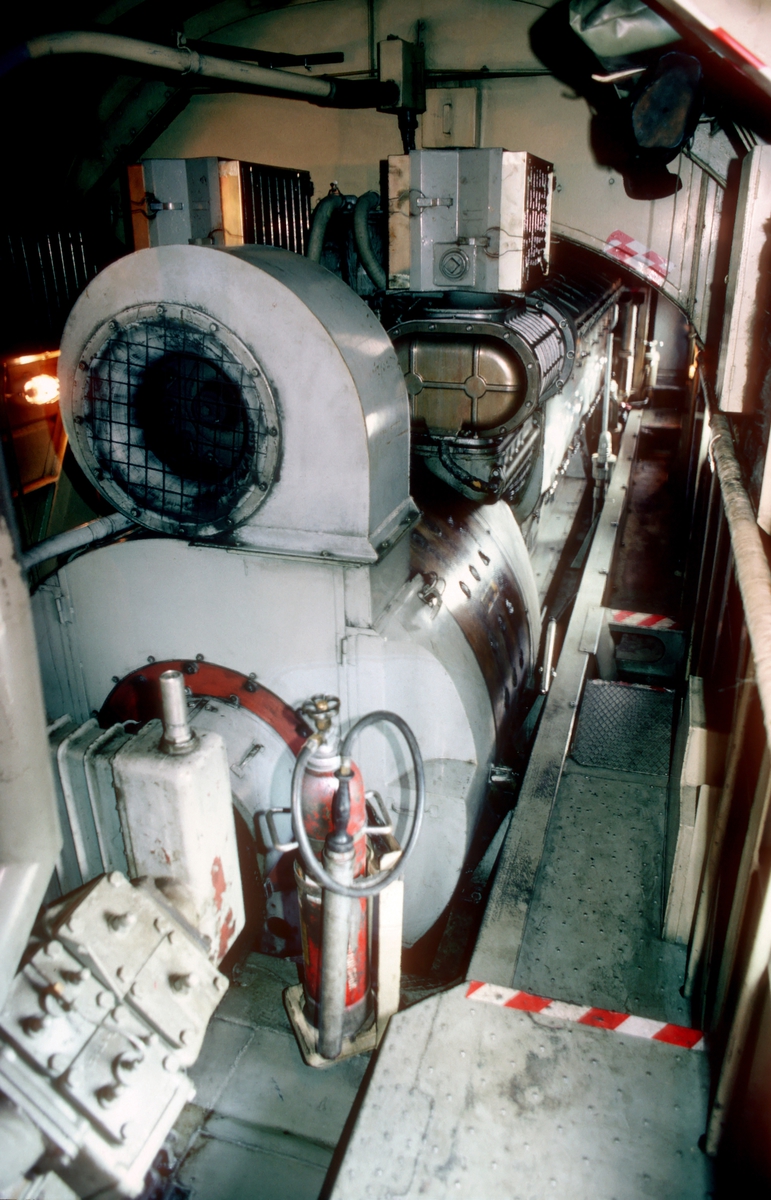 Maskinrommet på et av NSB sine dieselelektriske lokomotiver type Di 3. Vi ser bla. hovedgenerator og dieselmotor (GM-EMD 16-567C, en saktegående V-motor)