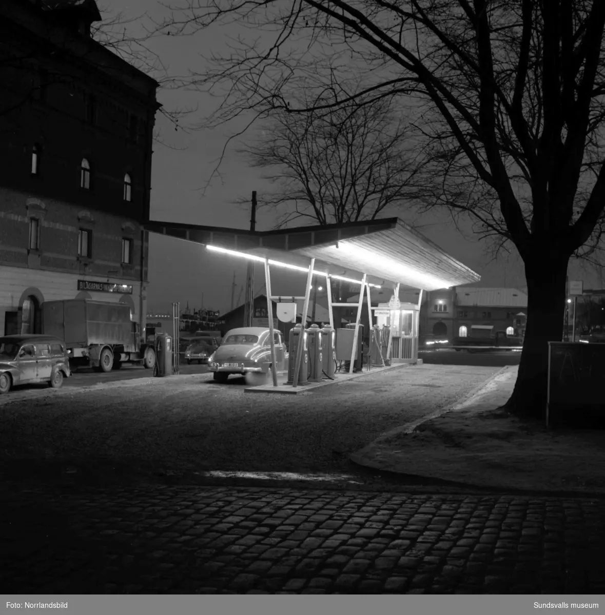 IC-stationen vid Packhusgatan i kvällsbelysning. (OK)