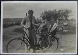 Tjenestejente på gården Hole, Tora Bore, med sykkel, Njål Ho