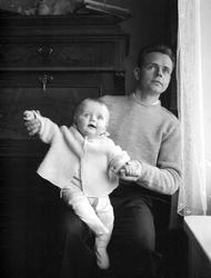 Gutt og mann. Ketil - holdt av Gunnar.