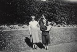 Marianne Cairns og Klara Thams i parken på eiendommen til Ma