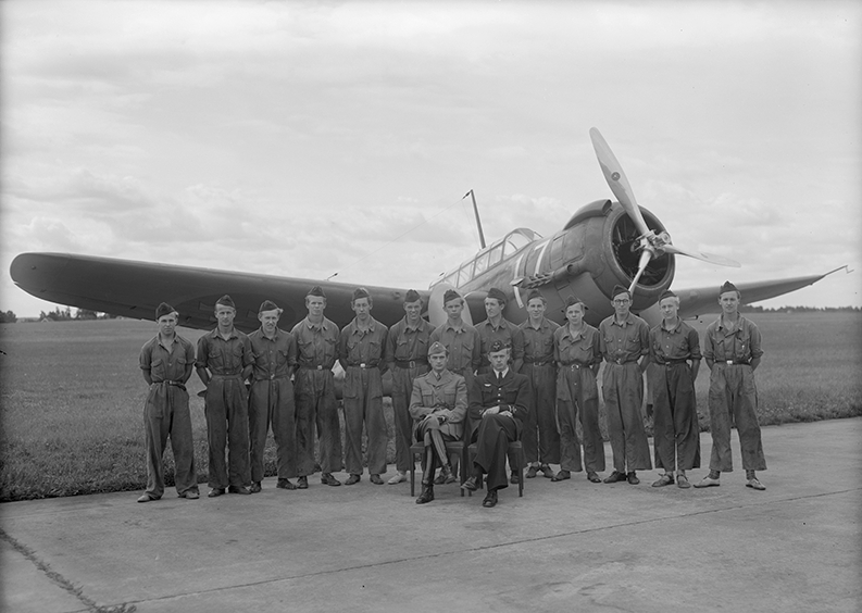 Elever och lärare vid praktikantkursen på F 3 Östgöta flygflottilj, 1944. Grupporträtt framför flygplan S 17.