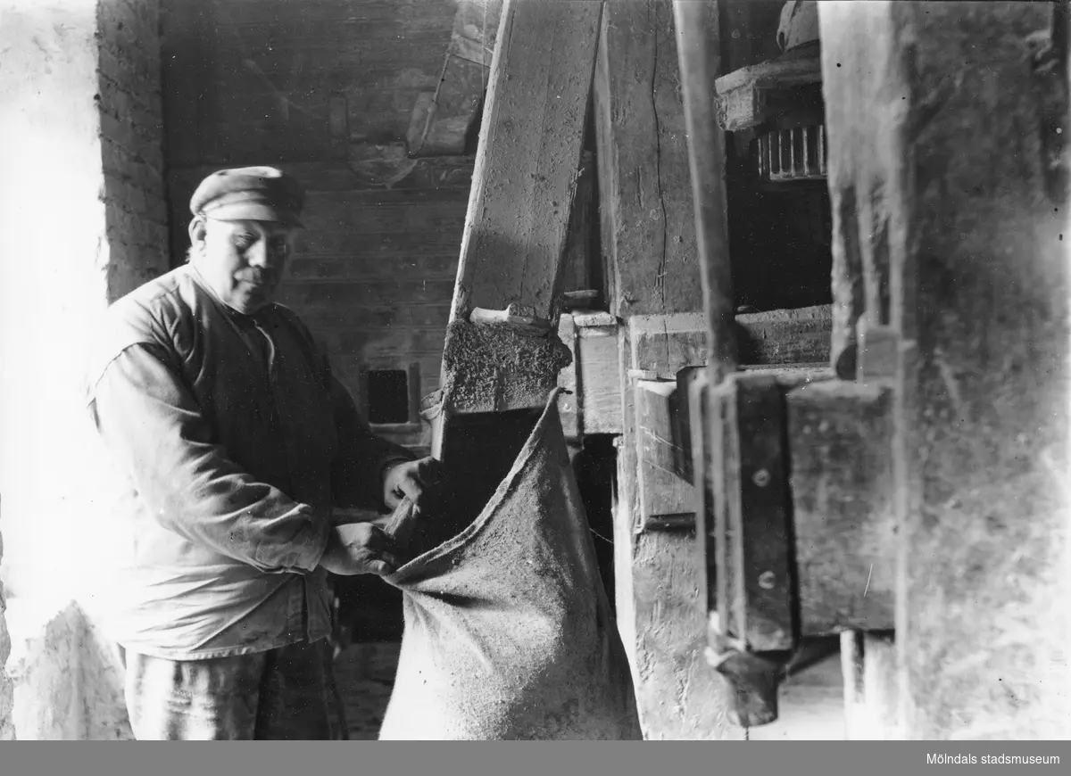 Mjölnaren Per "Polkan" Kjellman i Hulans kvarn vid Kvarnfallet 15, okänt årtal. Kvarnen, som hade vattendrivning, upphörde att mala år 1938. Efter det användes den som lagerlokal och revs när Viktor Samuelsons fabrik "Strumpan" byggdes ut.

Den sista verksamme mjölnaren, med vattendriven kvarn, hette Per Gustafsson. Hulans kvarn låg längst upp i Mölndals kråka och revs 1942. Efter det var han verksam i Kvarnfallet 25, nedanför den fortfarande bevarade Nymans kvarn i Götaforsliden, till sin död 1942.