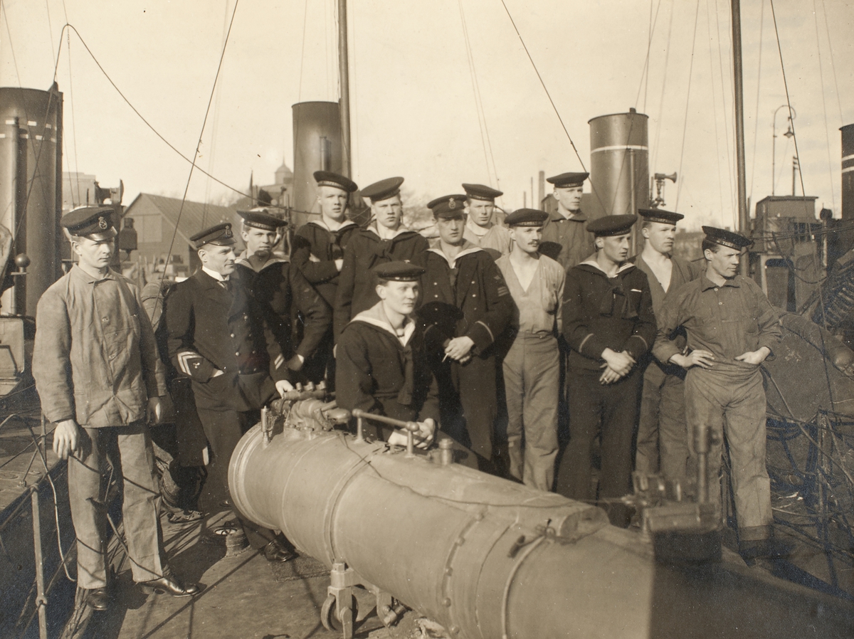 Sjömän ombord torpedbåt. Den tredje personen från höger heter Gustaf Andersson.