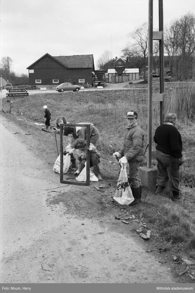 Annestorpsdalens scoutkår städar i Lindome centrum med angränsande områden, år 1985.

För mer information om bilden se under tilläggsinformation.