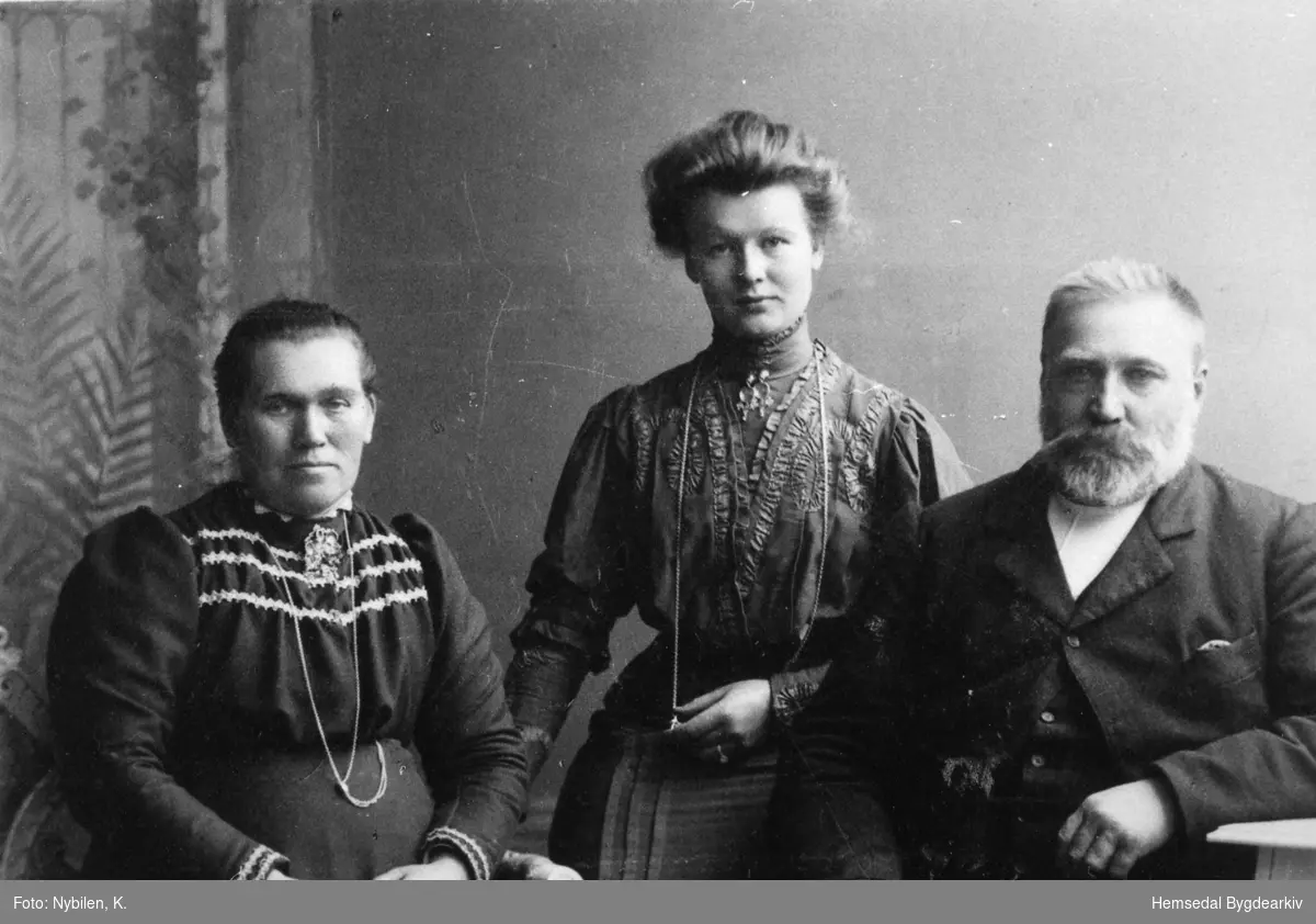 Sunnev Bjøberg (1863-1919) og Eirik Bjøberg (1860-1921). Dama i midten er ukjend.