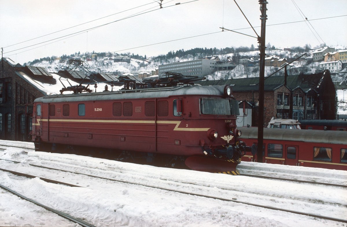 NSB elektrisk lokomotiv El 11 2148 venter på å få kjøre inn til "sanda" (sandpåfyllingen) i fjellstallen i Lodalen. I bakgrunnen sees gamlestallen.