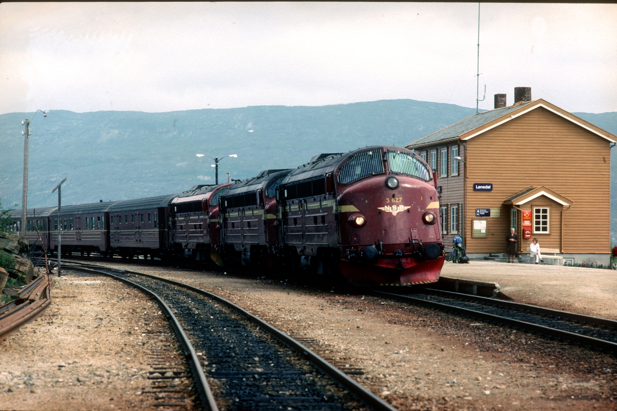 NSB daghurtigtog 452 Bodø - Trondheim på Lønsdal stasjon med tre dieselelektriske lokomotiver type Di 3 i fellesstyring ("multippel").