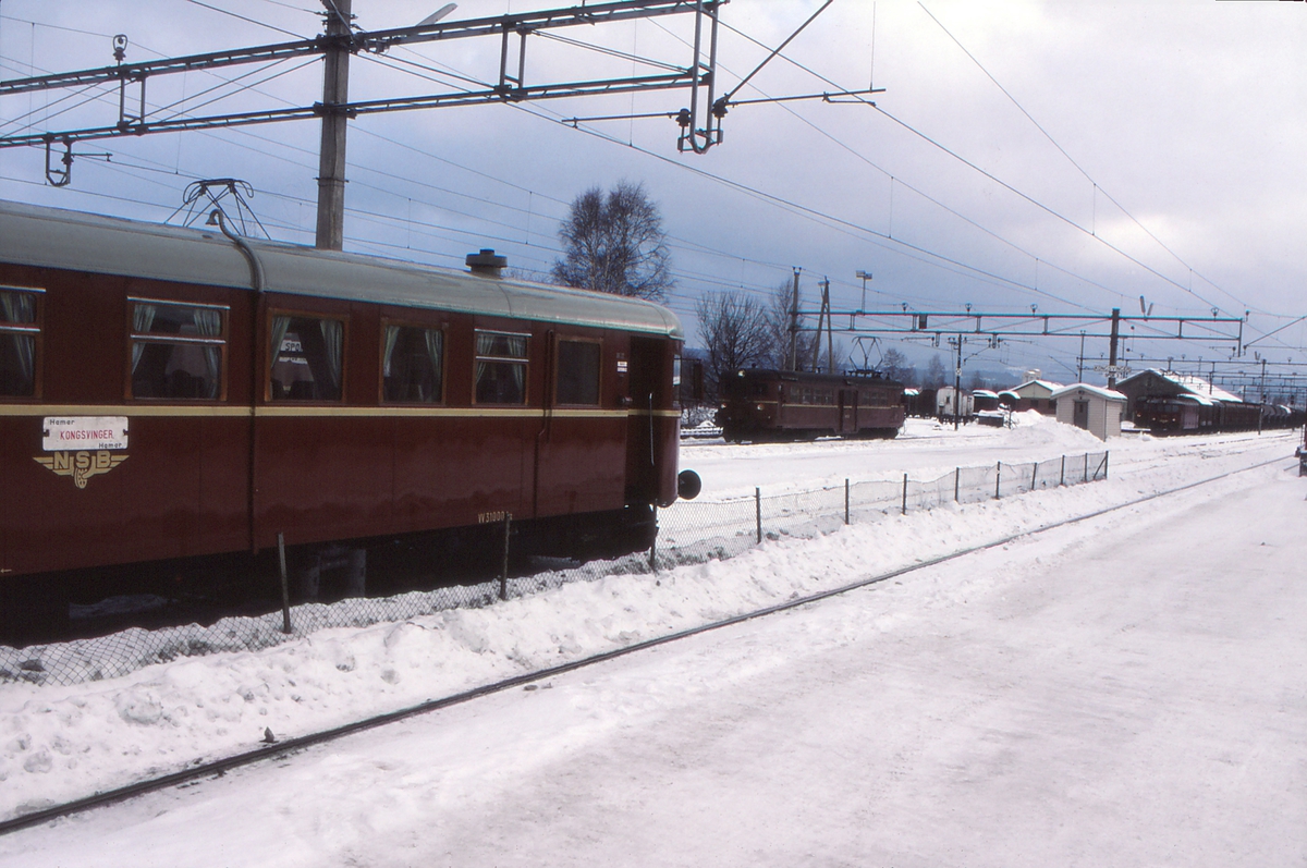 Kongsvinger stasjon. Dieselmotorvogn  BM 86L 22 står klar til avgang mot Elverum og Hamar. Midt i bildet motorvogn type 65C og i bakgrunnen et godstog med elektrisk lokomotiv type El 11.