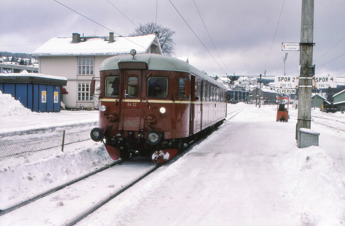 Tog til Hamar over Solørbanen på Kongsvinger stasjon. NSB dieselmotorvogn BM 86L 22