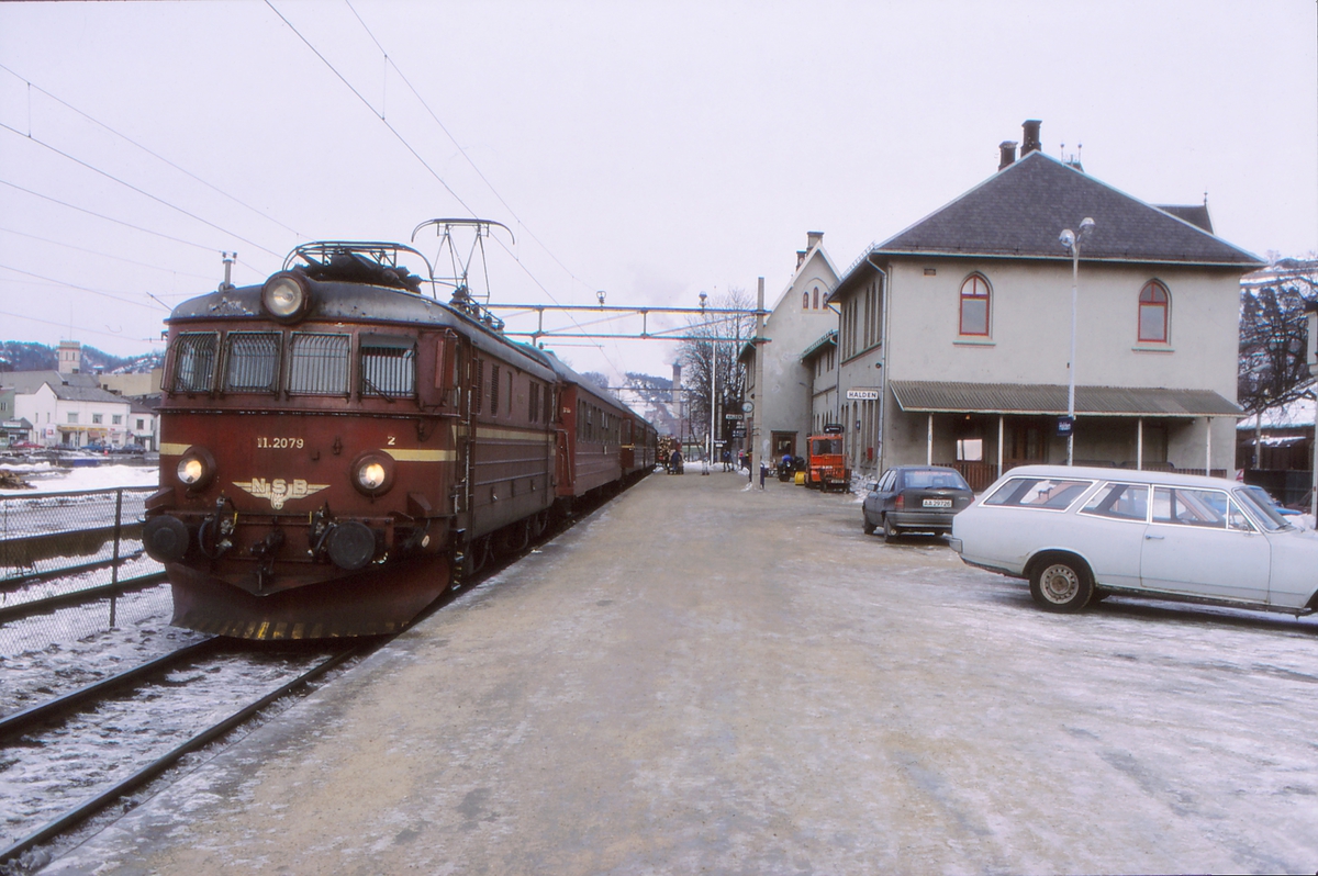 Intercity tog til Oslo S på Halden stasjon. NSB elektrisk lokomotiv El 11 2079 og vogner type 3.