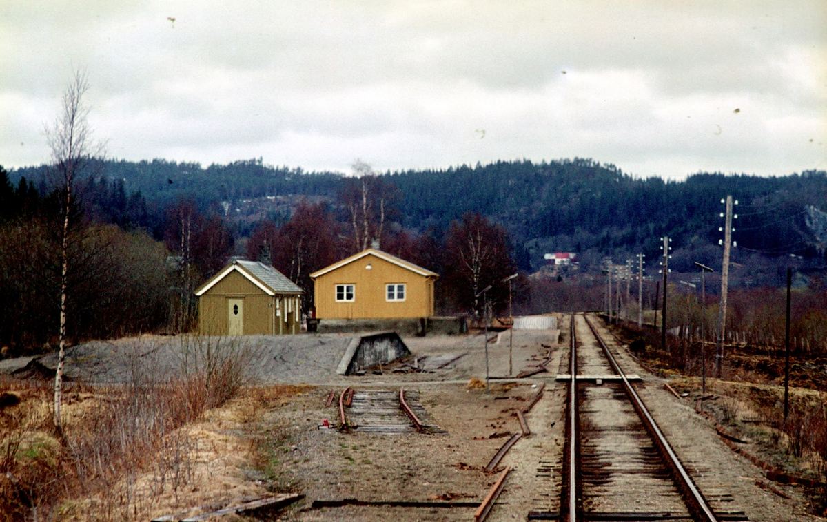 Øysletta stasjon på Namsoslinjen sett fra tog 483 (Grong - Namsos)