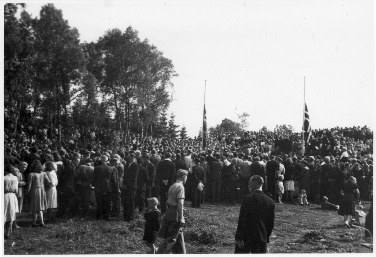 Folkemengde og flagg på halv stang under minneseremonien for Alf Pettersen og Per Spilling.