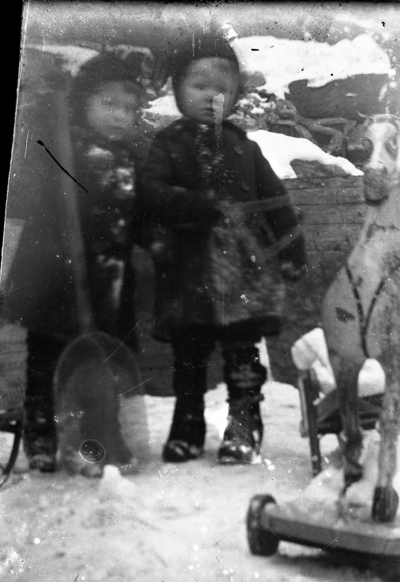 To barn ute med hesten sin på hjul, vinter. Stilnestangen. Ca. 1900