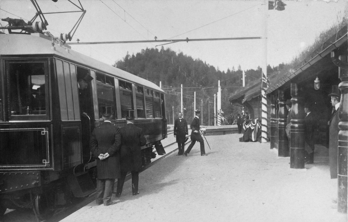 Kong Haakon VII på vei for å foreta åpningen av Thamshavnbanen på  Svorkmo stasjon  10. juli 1908.