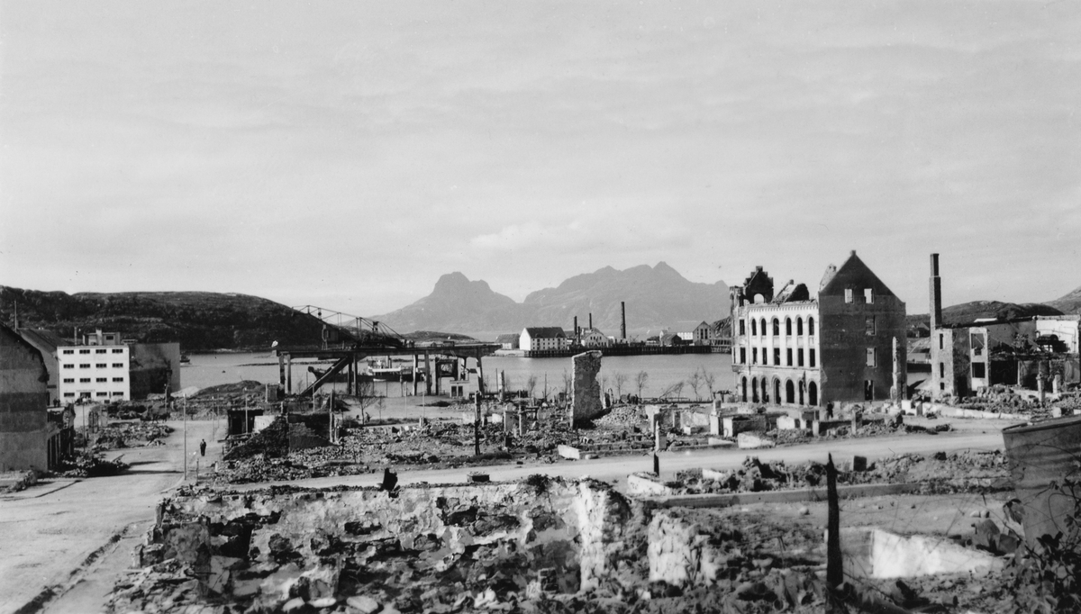 Ruiner i Kirkegaten i Bodø, etter bombingen i 1940.