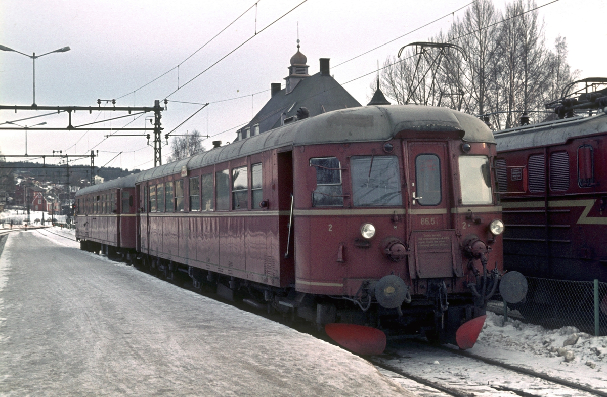 NSB dieselmotorvogn BM 86E 51 på Kongsberg stasjon i tog til Rødberg, Numedalsbanen.