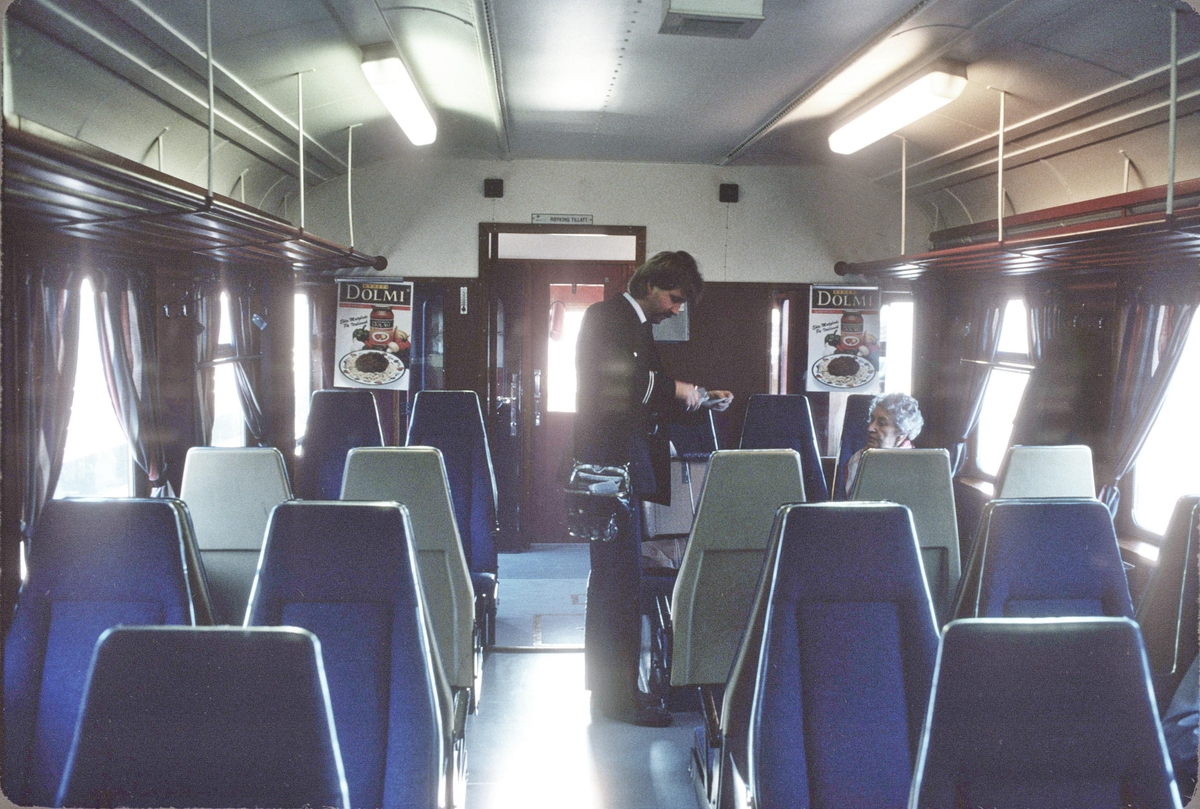 Interiør i dieselmotorvogn BM 86M 15 på Numedalsbanen. Toget var enmannsbetjent og lokomotivføreren kontrollerer billetter før avgang. Det var tre reisende fra Kongsberg denne dagen.