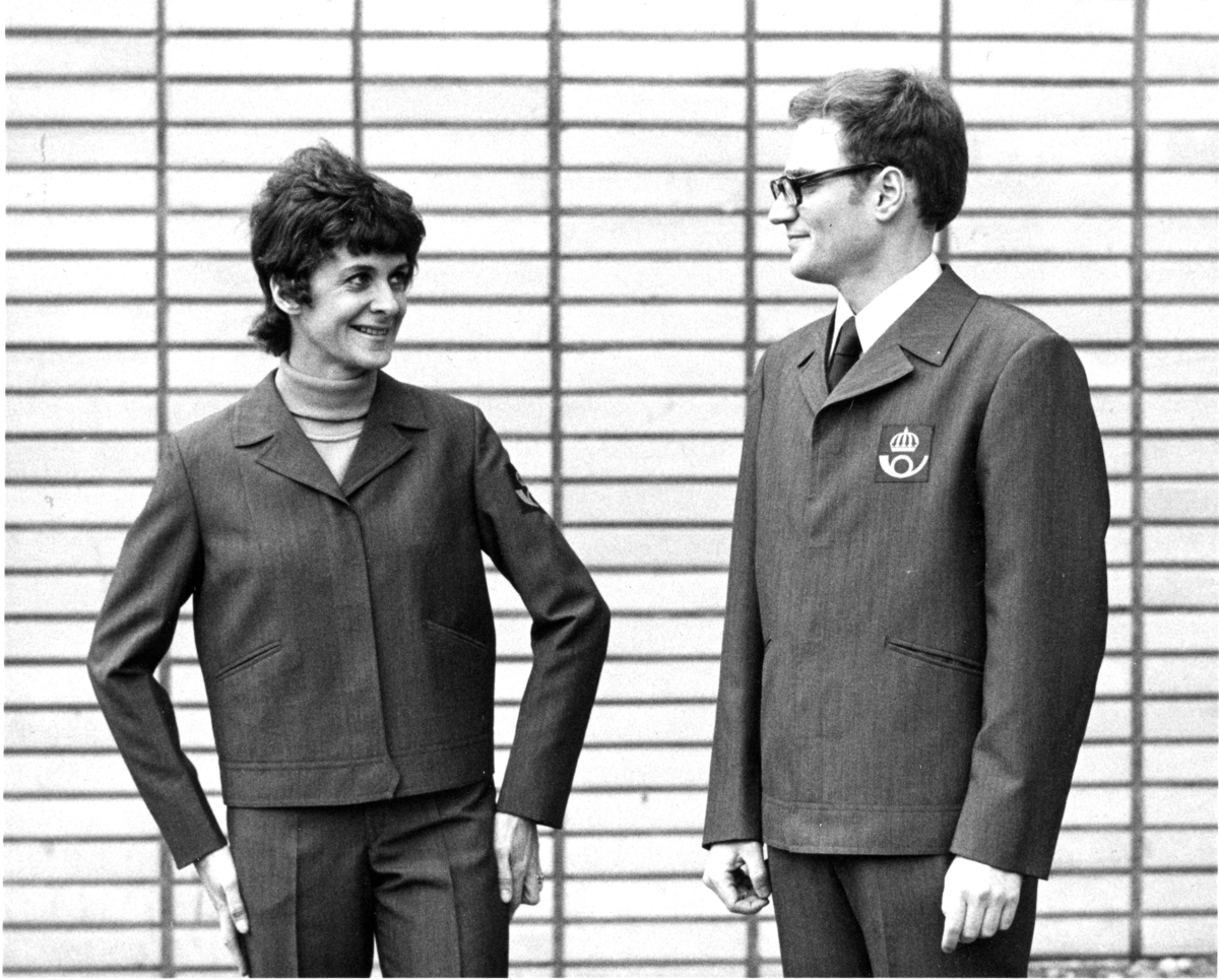 Nya modeller av sommaruniformer, jacka och byxor samt kavaj
och byxor, för både manliga och kvinnliga brevbärare. Fotograferade 7 december 1972