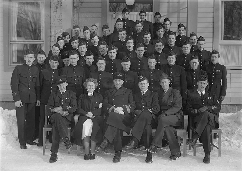 Elever och lärare vid sjukvårdskursen på F 3 Östgöta flygflottilj, 1947. Grupporträtt framför byggnad.