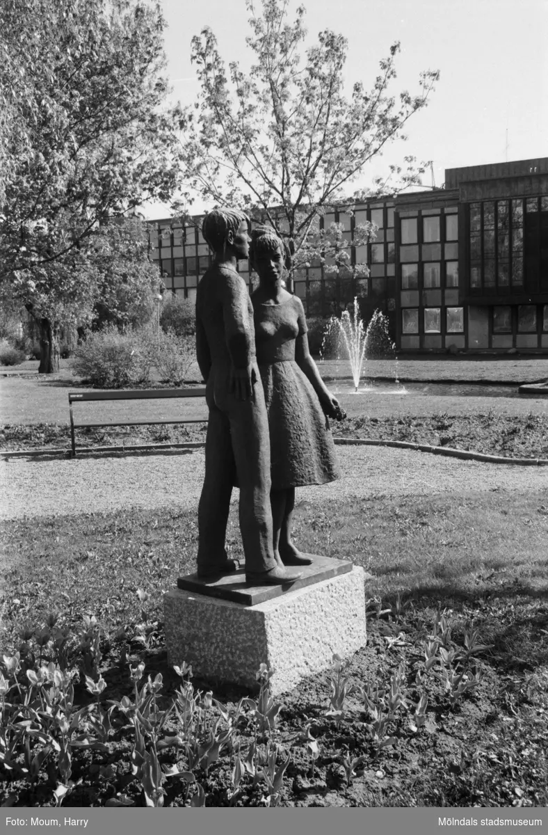 Skulptur i Stadshuspaken i Mölndal, år 1985.
Fotografi taget av Harry Moum, Mölndals-Posten.