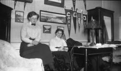 Fotoarkivet etter Gunnar Knudsen. Til venstre Gunnar Knudsen