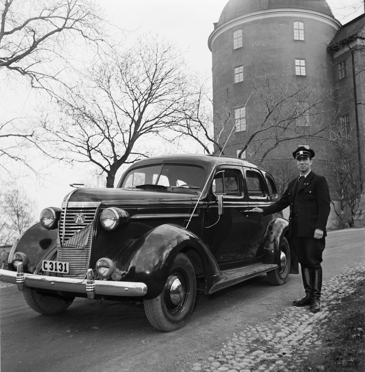 Droskägare Robert Hult, Slottsbacken, Uppsala 1953