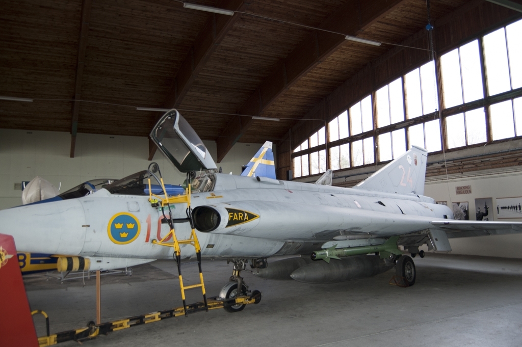 Jaktflygplan, J 35J
Saab 35 Draken

Märkning: På framkroppen kronmärke och flottiljnummer 10; på fenan kodsiffra 27.
