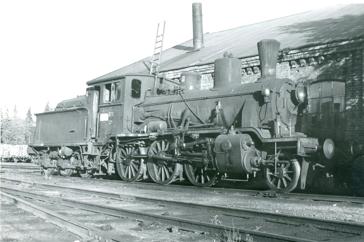 Damplokomotiv type 21c nr. 372 ved lokstallen på Kongsvinger stasjon