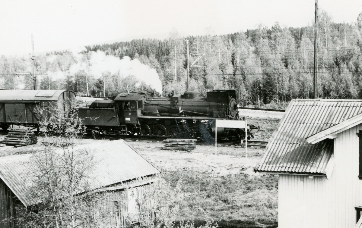 Damplokomotiv type 26c nr. 433 med godstog fra Solørbanen ankommer Kongsvinger.