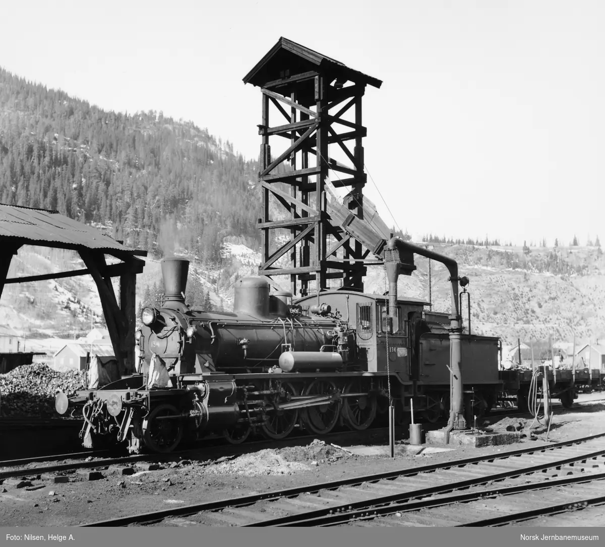 Damplokomotiv type 18c nr. 134 ved kullbukken på Støren stasjon