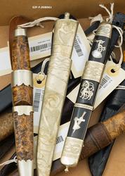 Eske med registrerte kniver fra Norsk Skogmuseums samling.  