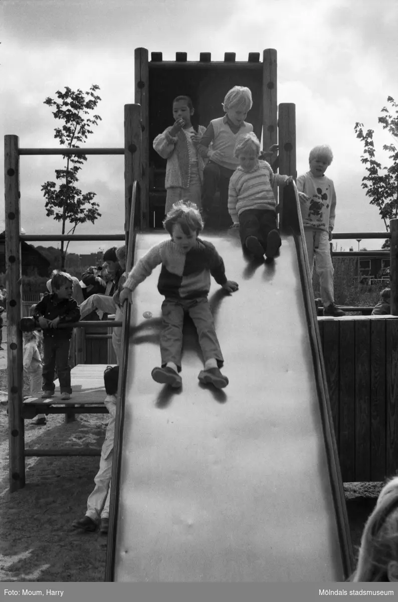 Skolans dag på Liveredsskolan i Kållered, år 1985.

För mer information om bilden se under tilläggsinformation.