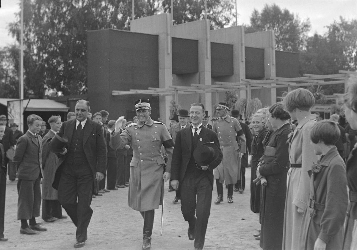 Jubileumsutstillingen i Levanger 1936 - kronprins Olav ankommer utstillingen