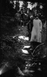 Fotoarkivet etter Gunnar Knudsen. To damer med hester. Forre