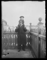 Lærer Sandaker med gutten Fritjof Hamborg på skuldrene