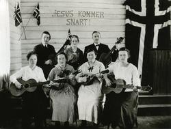 Rørvik? - Foran fra venstre nr 2: Judith og Aksa Jenssen, el