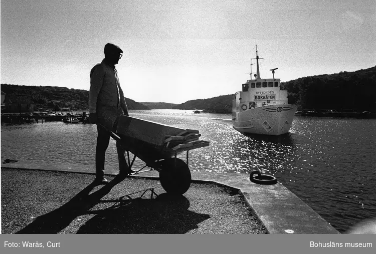 Bokbåten anländer till Hamburgsund, september 1971