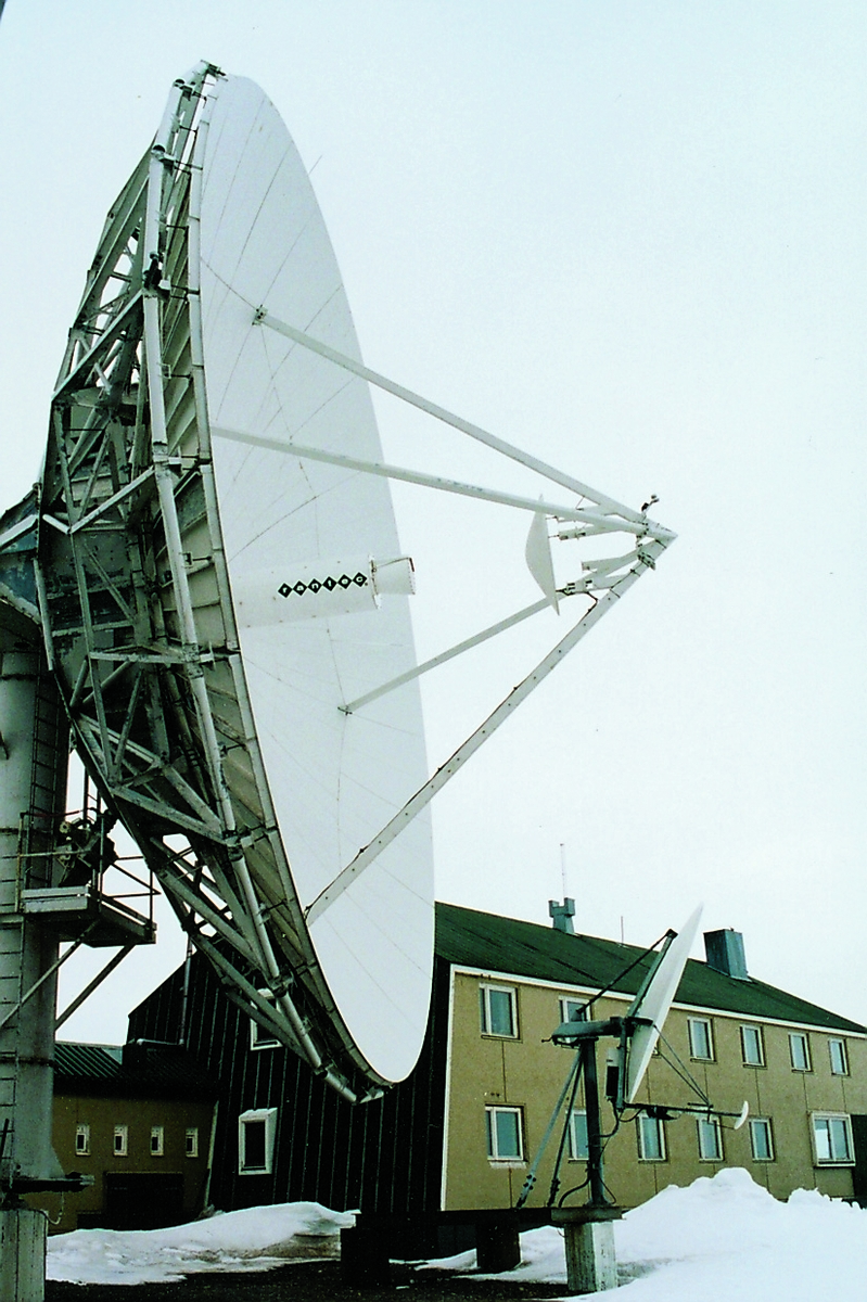 Isfjord radio, Spitsbergen: Parabolantenne på 13 meters bredde. Isfjord radio ble etablert i 1933, men ble fullstendig ødelagt av tyskerne i 1942. I 1946 ble stasjonen gjenoppbygd. Da polarflyvninger startet i midten av 1950-årene, ble stasjonen en viktig kontrollstasjon, blant annet for ruten over Nordpolen til Japan. Da stasjonen ble bygd opp som satellitt-jordstasjon i 1978-79, ble den tekniske fløyen mer enn fordoblet. I 1979 ble det montert en tretten meter parabolantenne som satellittsamband med Eik jordstasjon. Over dette sambandet ble Svalbard knyttet til det norske og internasjonale fjernvvalget i 1981.