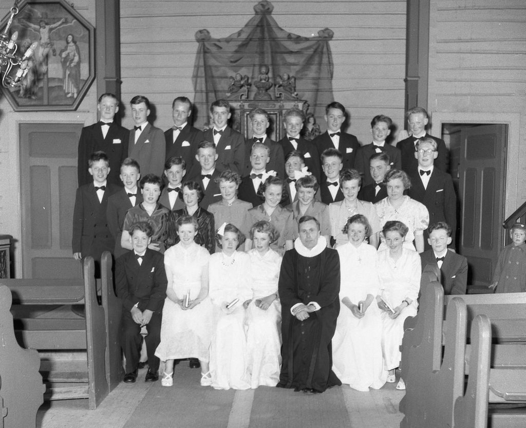 Konfirmasjonskullet i Bjørnskinn kirke 24.juni 1956. Sogneprest Gerhard Solbu.