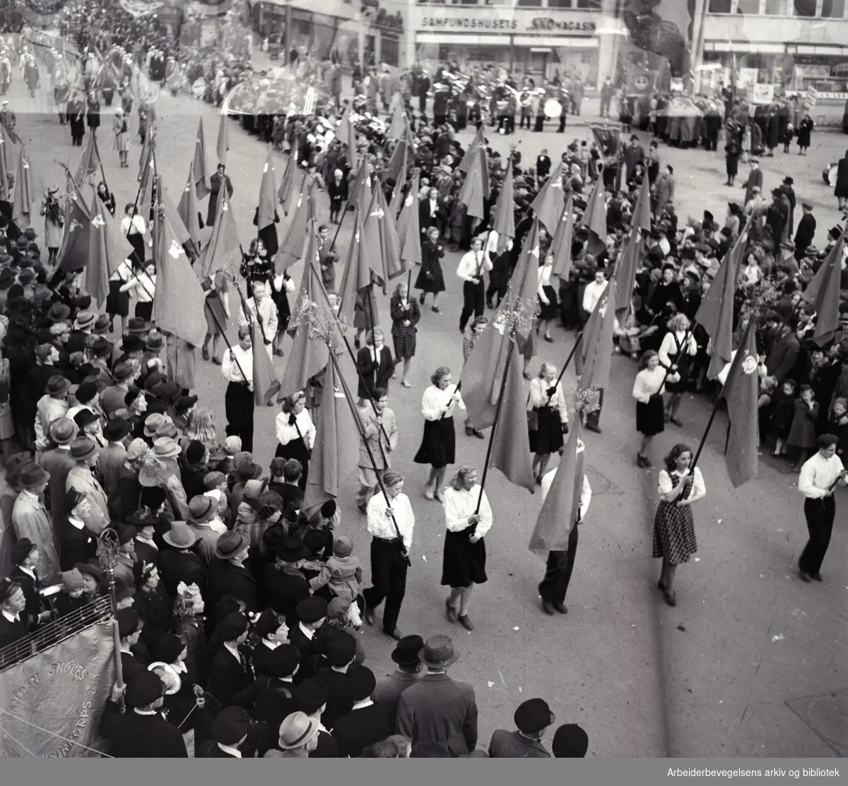 1. mai 1947, demonstrasjonstoget i Torggaten ved Samfundshuset.