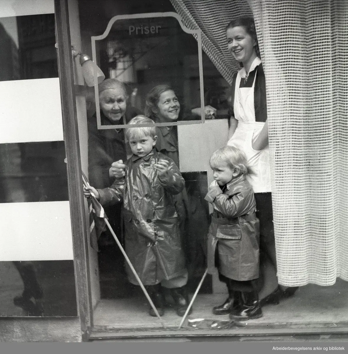 1. mai i Oslo 1948.Barneparkering i det gamle Arbeideramfundet..Oslo Arbeidersamfunn.Barn i lek..