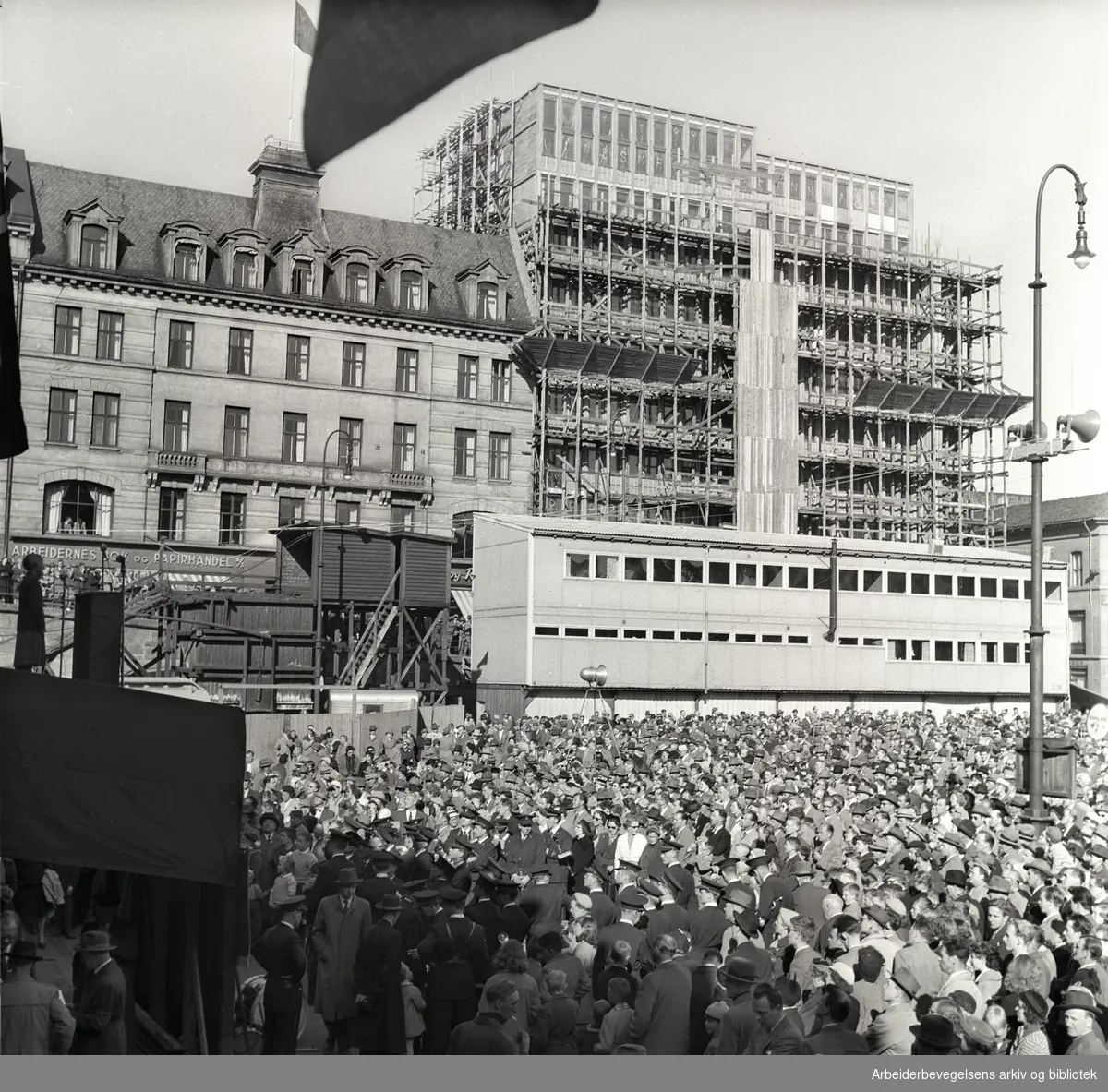 1. mai 1957, Youngstorget. I bakgrunnen: Det nye Folkets Hus bygges.